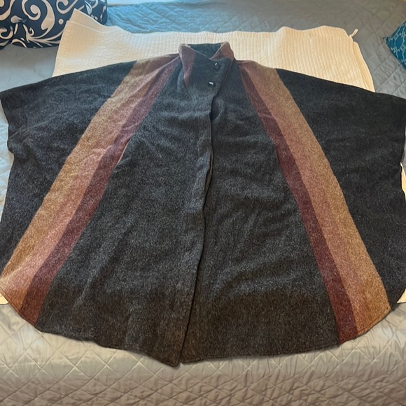 Vintage Wool Poncho/Cape with Pockets and Buttons top to bottom/ O/S - Picture 2 of 12